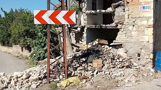 Depremin yıktığı duvar güvenlik kamerasında