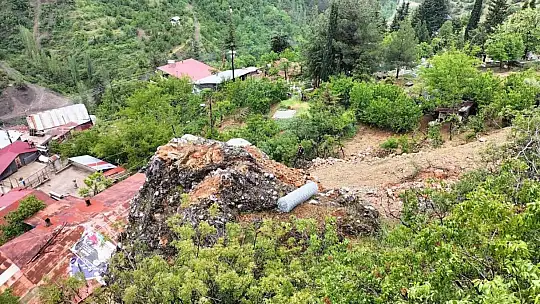 Depremler sonrası Saimbeyli'de tehlikeli kayalar temizleniyor