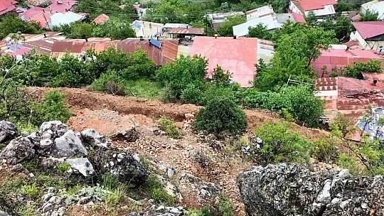 Depremler sonrası Saimbeyli'de tehlikeli kayalar temizleniyor