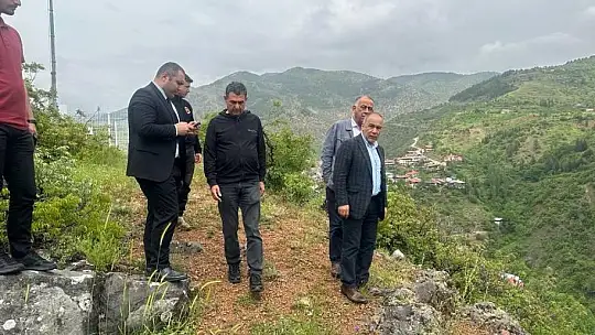 Depremler sonrası Saimbeyli'de tehlikeli kayalar temizleniyor