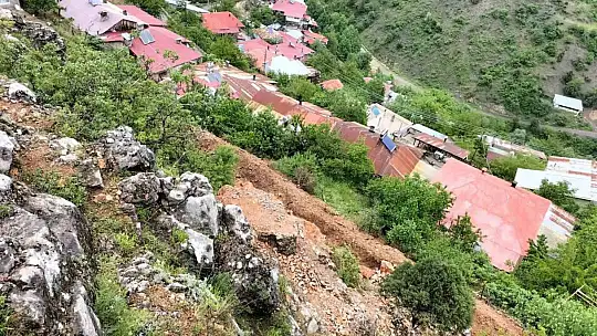 Depremler sonrası Saimbeyli'de tehlikeli kayalar temizleniyor