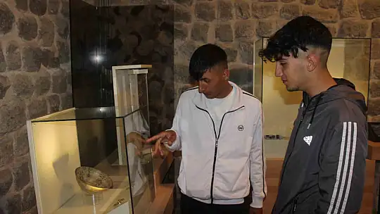 Depremzede öğrenciler Kayseri turu yaptı