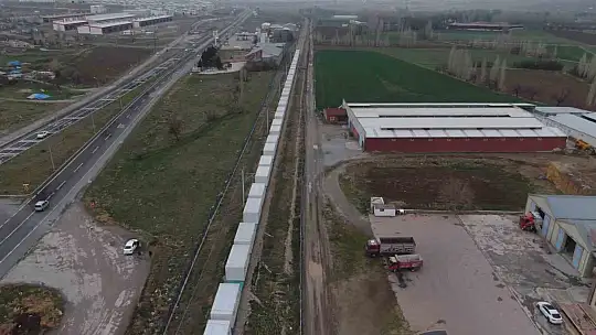 Depremzedelere giden yaşam konteynerleri Kayseri'den geçti