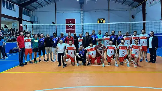 Develi'de voleybol coşkusu... 200'ü aşkın sporsever...