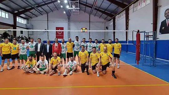 Develi'de voleybol coşkusu... 200'ü aşkın sporsever...
