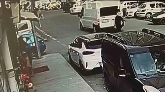 Geri geri giderken yaşlı kadına çarptı