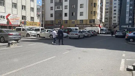 Geri geri giderken yaşlı kadına çarptı