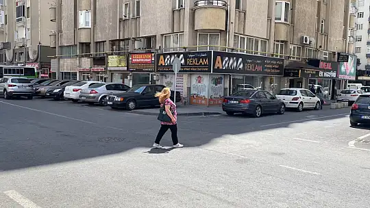 Geri geri giderken yaşlı kadına çarptı