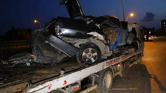 Adana'da otomobil ikiye bölündü sürücü hayatını kaybetti