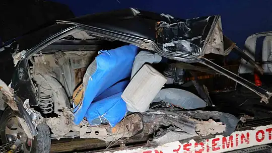 Adana'da otomobil ikiye bölündü sürücü hayatını kaybetti