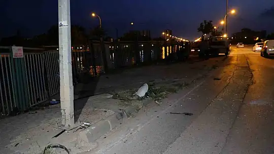 Adana'da otomobil ikiye bölündü sürücü hayatını kaybetti