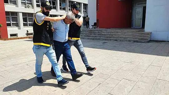 Dolmuşu durdurarak bir şahsı darp edip bıçaklayan baba ve oğlu tutuklandı