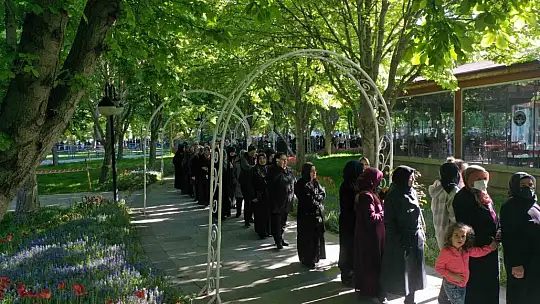 Mimarsinan Parkı'nda uzun kuyruk! Sabah erken saatlerde başladı