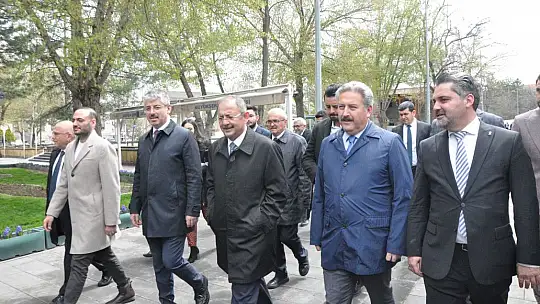 AK Parti heyeti, Seyyid Burhaneddin Türbesi'ni ziyaret etti