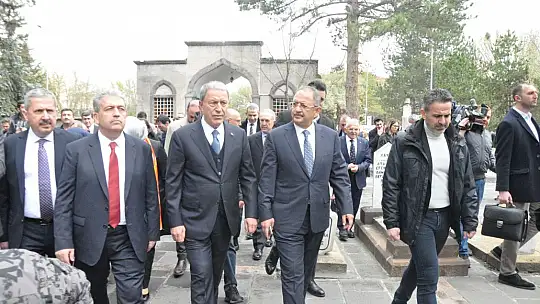 AK Parti heyeti, Seyyid Burhaneddin Türbesi'ni ziyaret etti