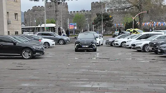 Bakan Akar bayramlaşmaya TOGG ile geldi