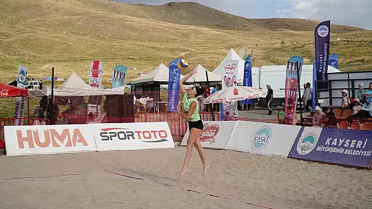 Erciyes'te gerçekleşen Pro Beach Plaj Voleybolu'nda kupa töreni...