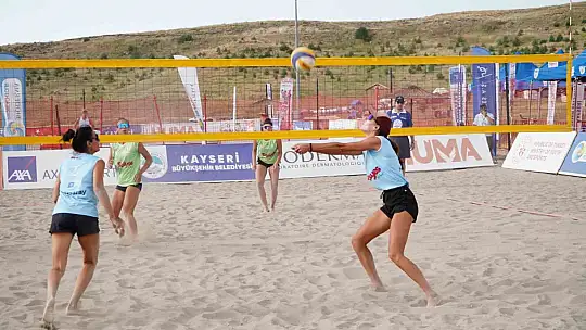 Erciyes'te gerçekleşen Pro Beach Plaj Voleybolu'nda kupa töreni...