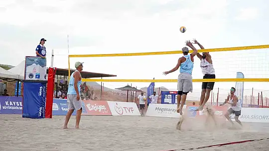 Erciyes'te gerçekleşen Pro Beach Plaj Voleybolu'nda kupa töreni...
