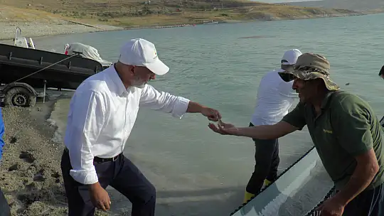 2 milyon yavru sularla buluşturuldu