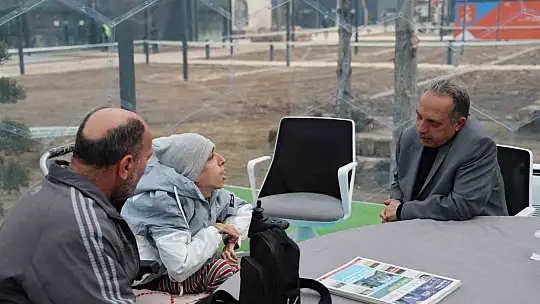 Elbistan'da kol kola, şeffaf odada baş başa