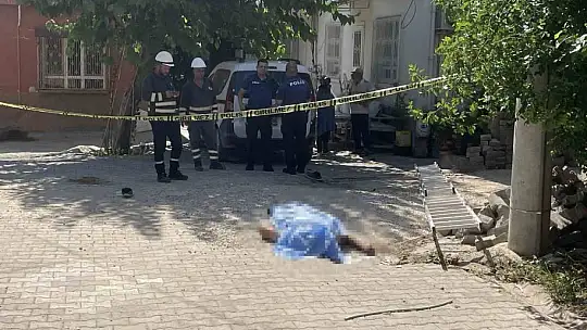 Elektrik direğine çıkan adam akıma kapılıp hayatını kaybetti