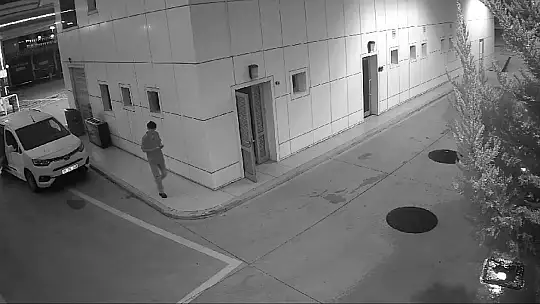 Elini kolunu sallayarak geldi, telefonu çalıp 'mutlu' bir şekilde kaçtı