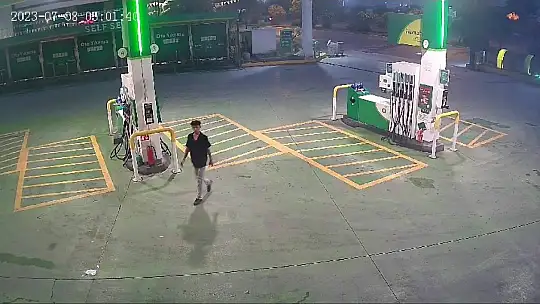 Elini kolunu sallayarak geldi, telefonu çalıp 'mutlu' bir şekilde kaçtı