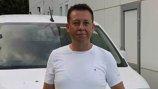 Elini kolunu sallayarak geldi, telefonu çalıp 'mutlu' bir şekilde kaçtı