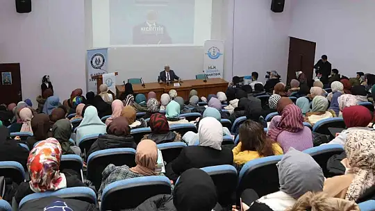 Nursaçan, ERÜ'de öğrenciler ile buluştu