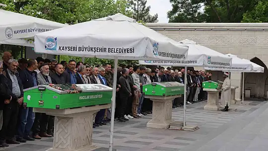 Balkondan düşen anne ve 2 çocuğu gözyaşlarıyla uğurlandı