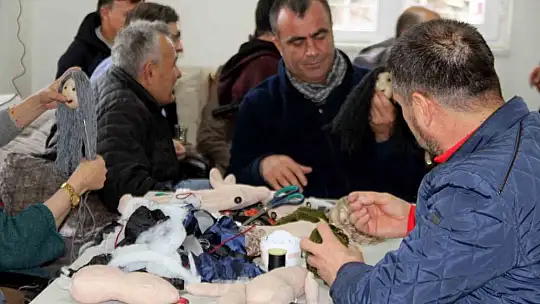 Engelleri aştılar, peluş bebek üretiyorlar