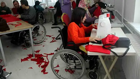Engelliler depremzedeler için dikiş makinelerinin başına geçti