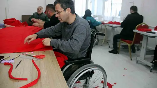 Engelliler depremzedeler için dikiş makinelerinin başına geçti