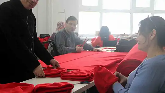 Engelliler depremzedeler için dikiş makinelerinin başına geçti