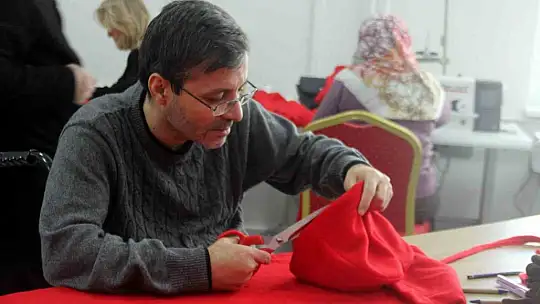 Engelliler depremzedeler için dikiş makinelerinin başına geçti
