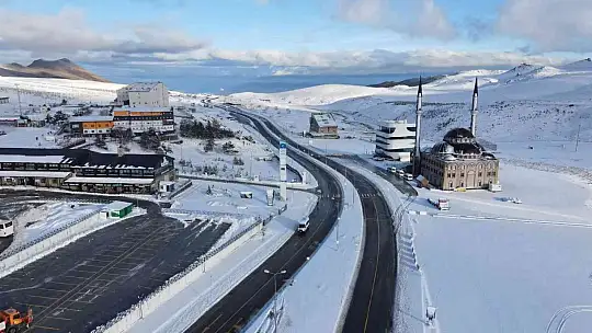Erciyes beyaza büründü