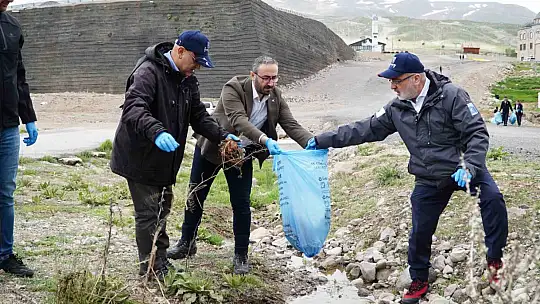 Erciyes'te tonlarca çöp toplandı