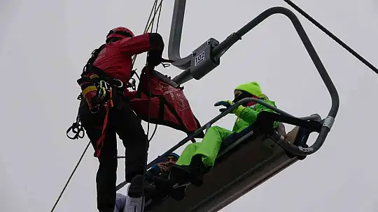 Erciyes'te gerçeğini aratmayan tatbikat: Teleferikte mahsur kalanlar kurtarıldı