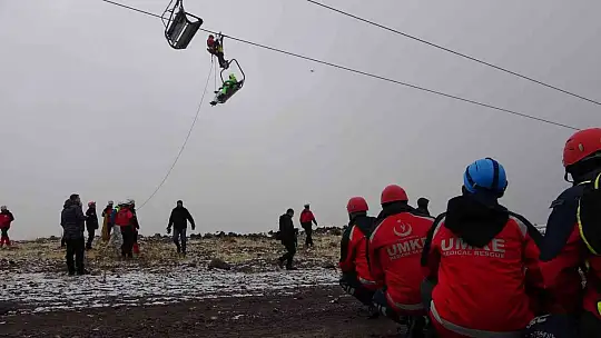 Erciyes'te gerçeğini aratmayan tatbikat: Teleferikte mahsur kalanlar kurtarıldı