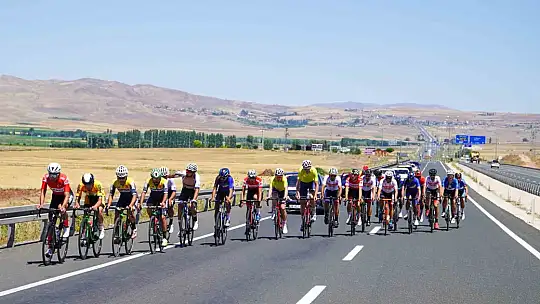 Erciyes uluslararası yol bisiklet yarışları hız kesmeden devam ediyor