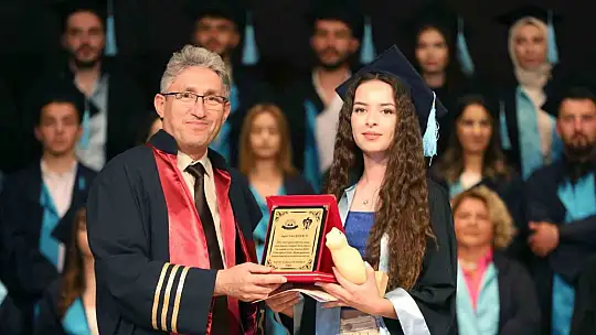 ERÜ Güzel Sanatlar Fakültesi'nde mezuniyet sevinci