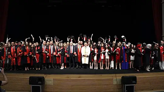 ERÜ Hukuk Fakültesi 16. dönem mezunlarını verdi