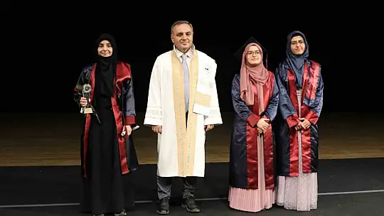 ERÜ İlahiyat Fakültesi'nde 300 öğrenci mezun oldu