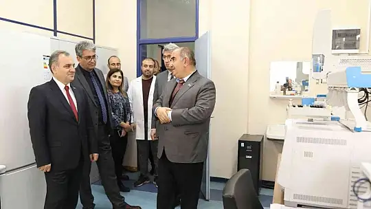 ERÜ Rektörü Altun, Teknoloji Araştırma ve Uygulama Merkezi'nde incelemelerde bulundu