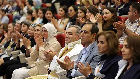 ERÜ Sağlık Bilimleri Fakültesi'nde mezuniyet sevinci yaşanıyor