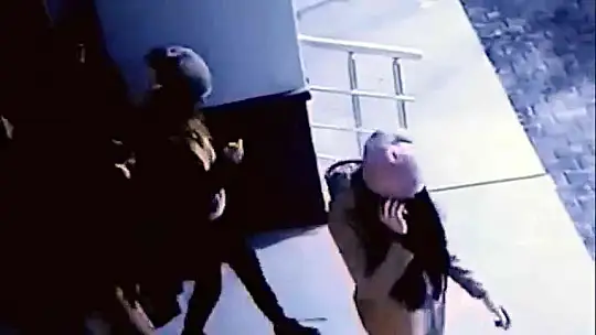 Hırsız kadınlar enselendi