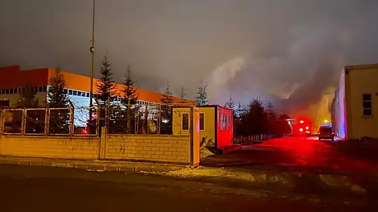 Fabrika bahçesindeki atık kablolar yandı