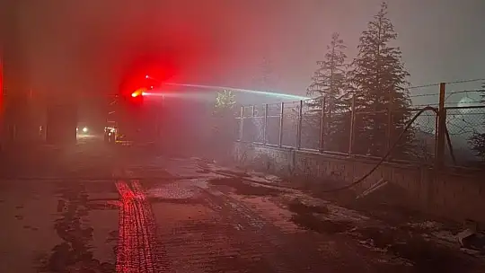 Fabrika bahçesindeki atık kablolar yandı