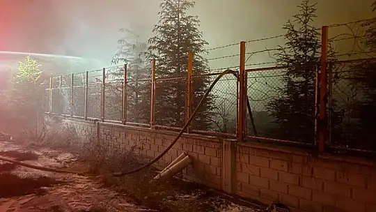 Fabrika bahçesindeki atık kablolar yandı